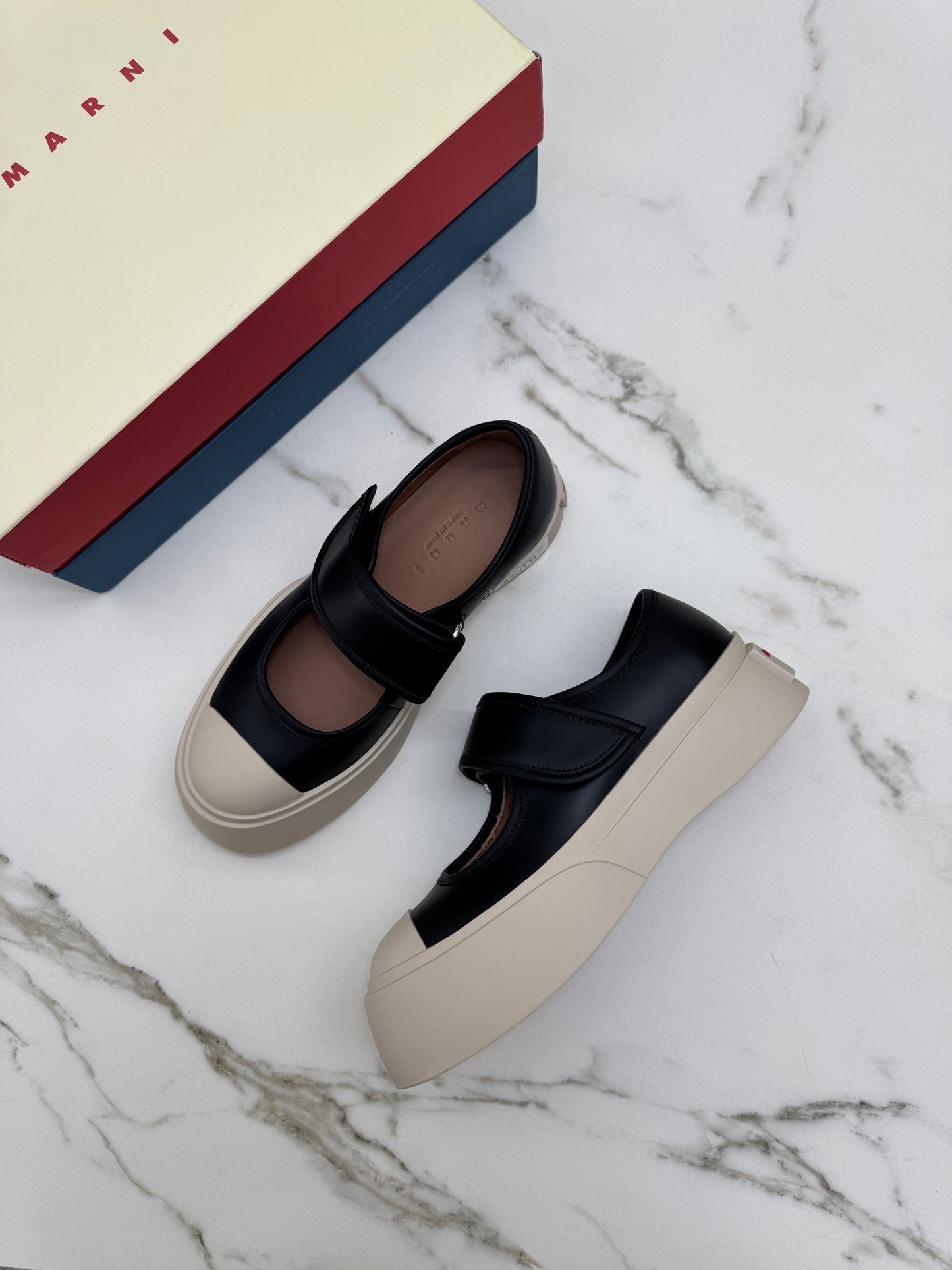 MARNI 大頭瑪麗珍 黑色皮款