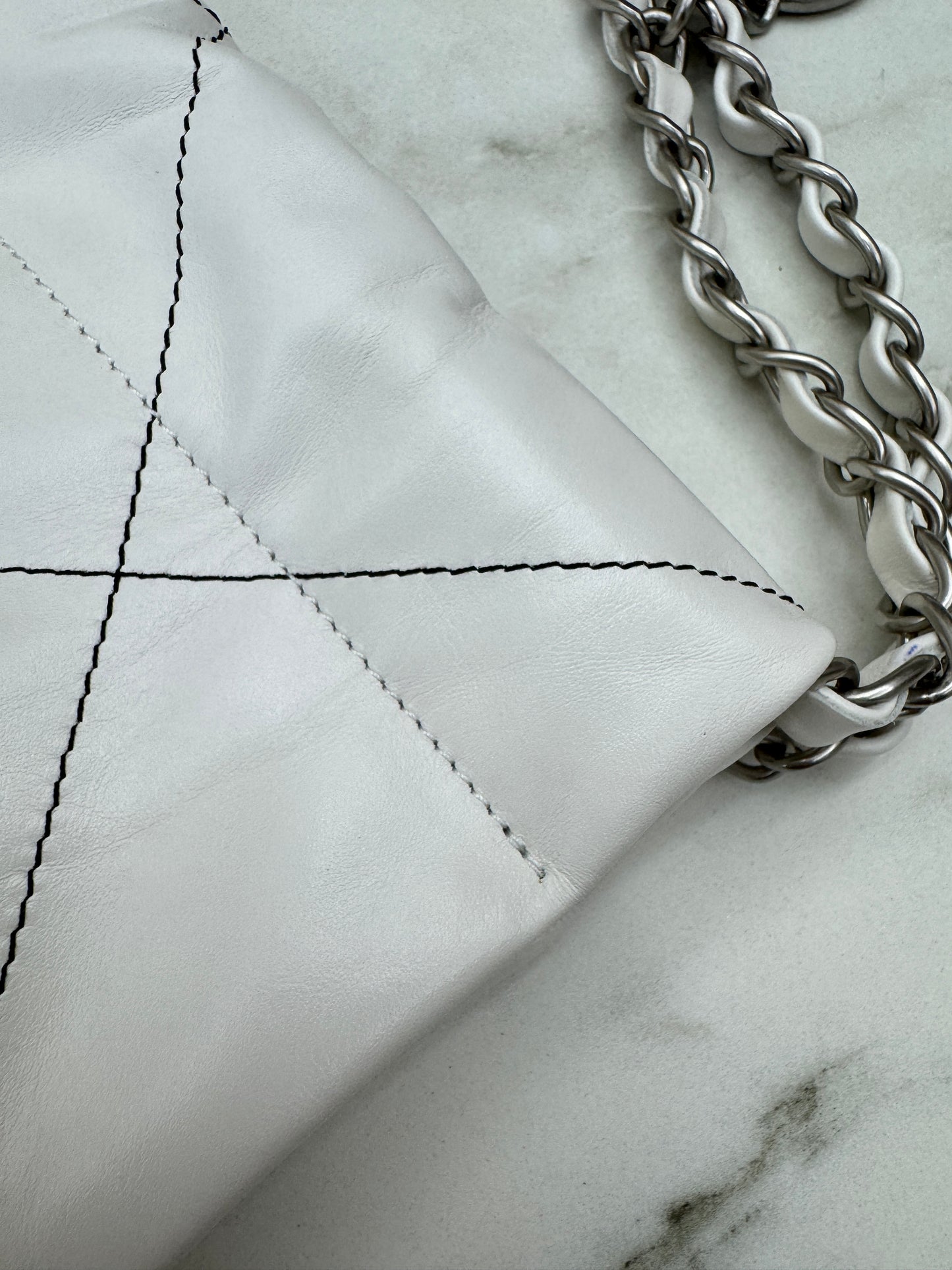 CHANEL 22Bag Medium 白色黑線