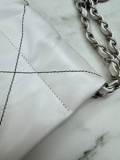 CHANEL 22Bag Medium 白色黑線