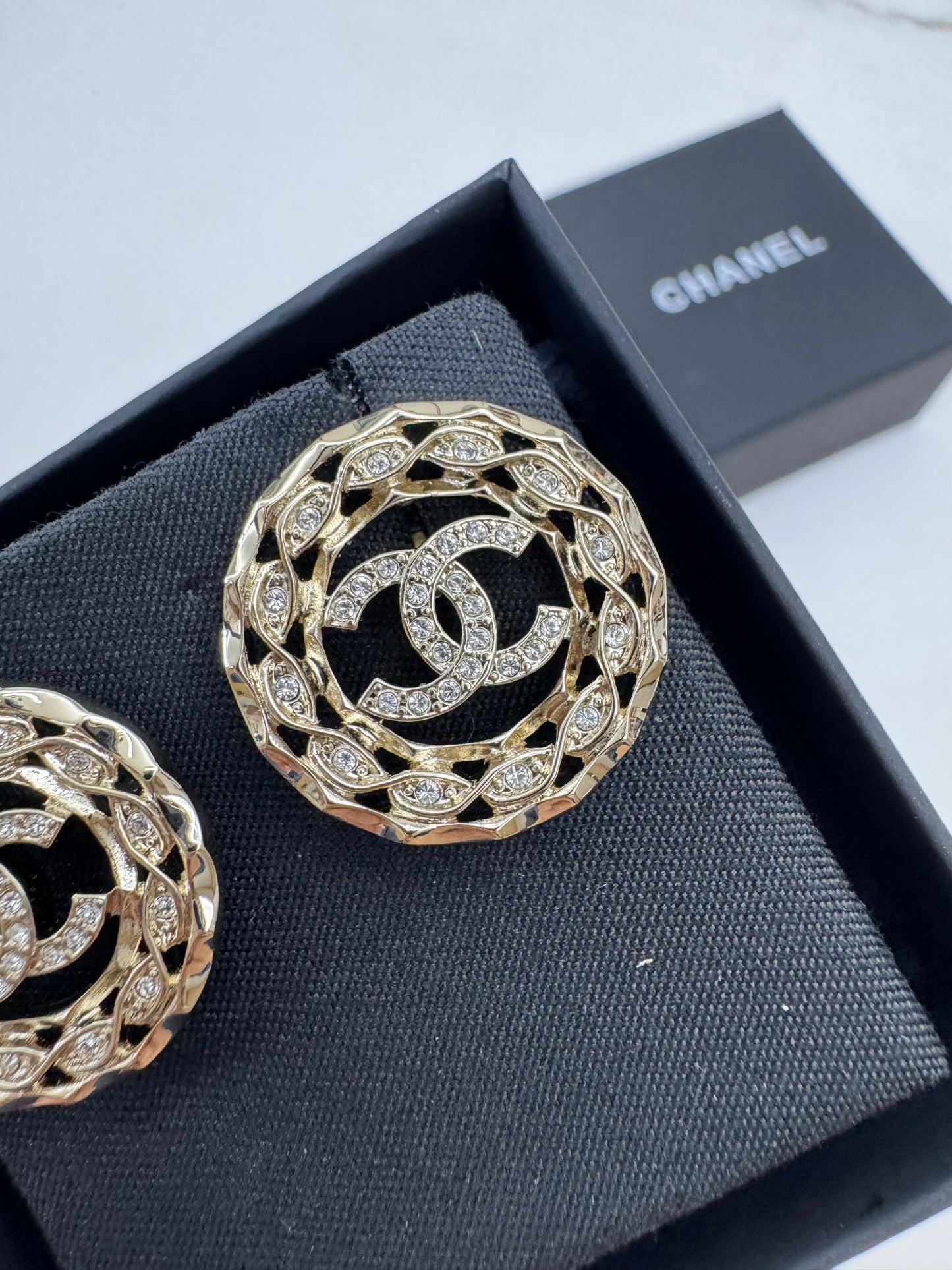 CHANEL 24B 圓形鏤空水鑽耳環