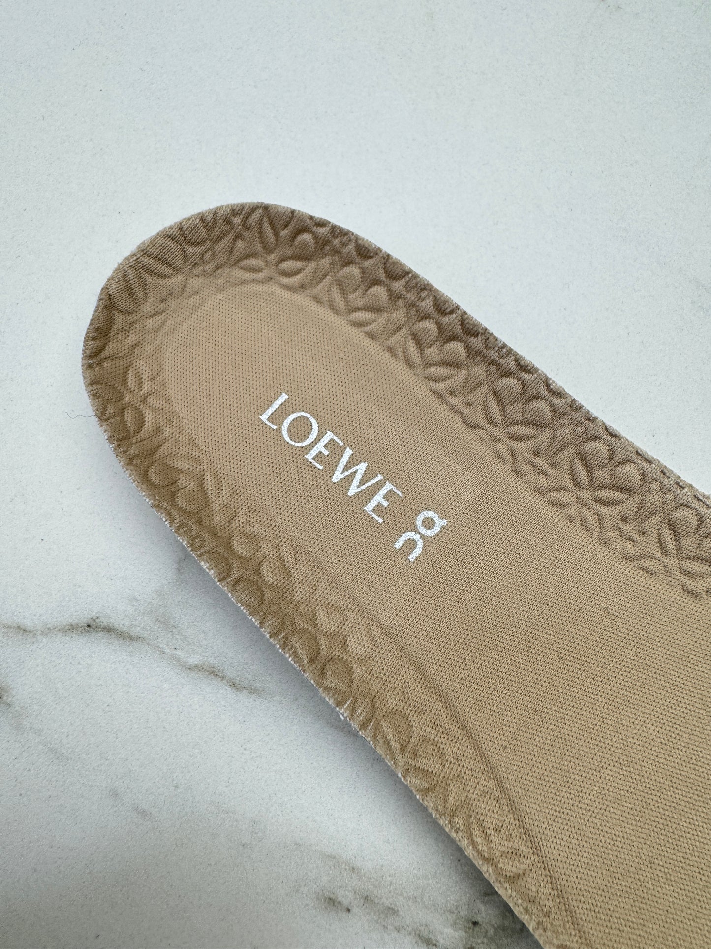 LOEWE X ON 8.0 淺米拼天藍色