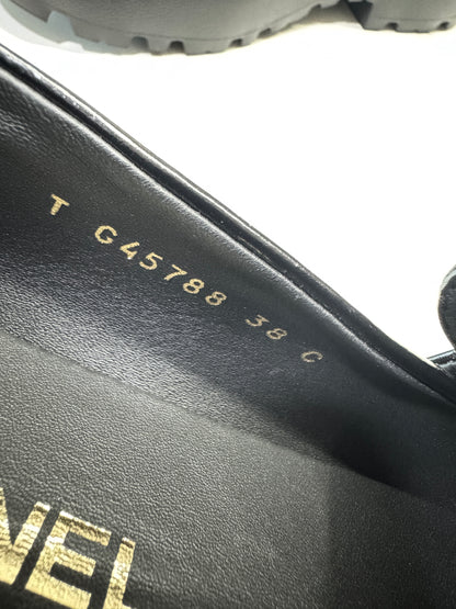 CHANEL 24B Loafer 字母樂福鞋
