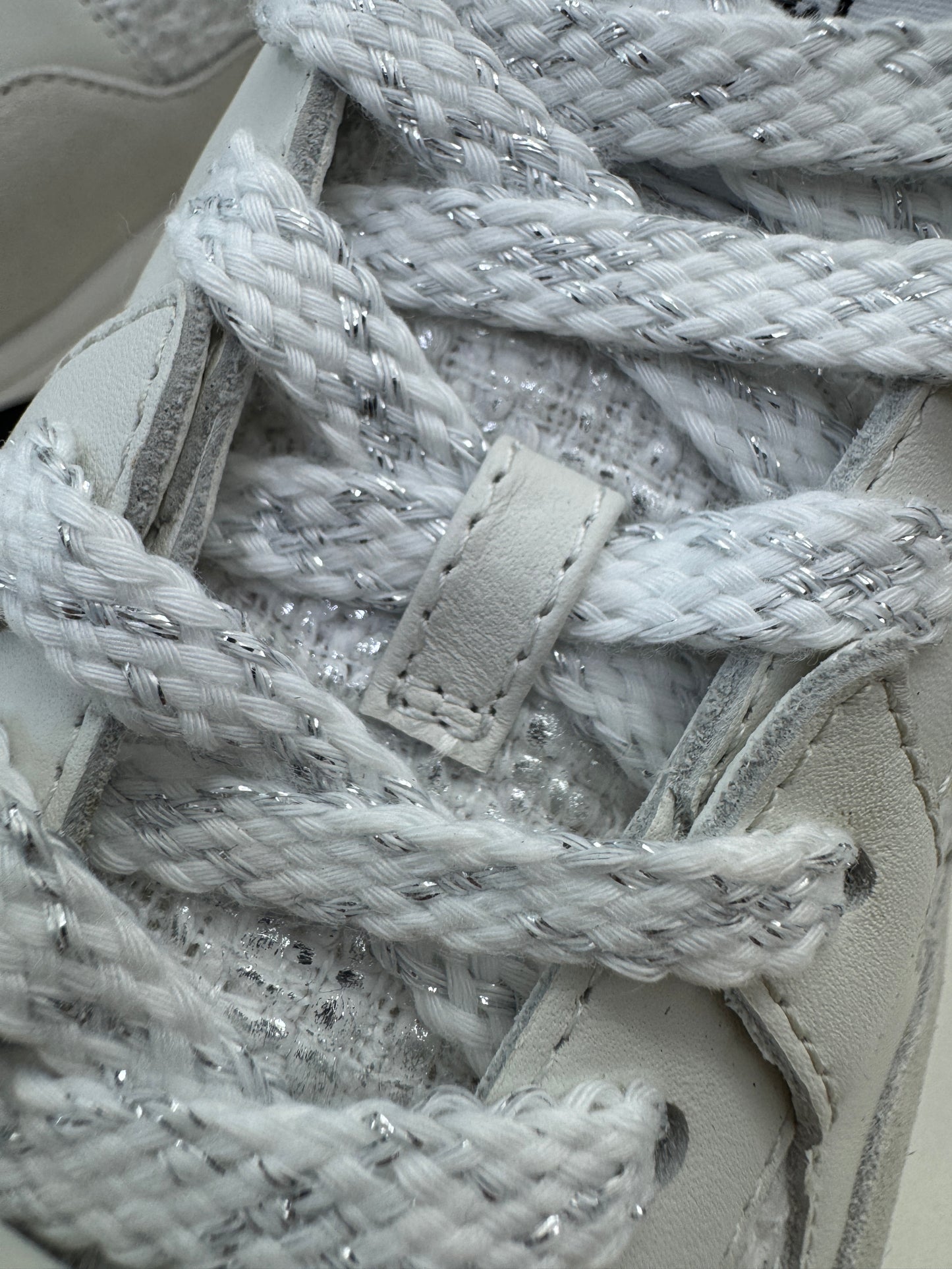 CHANEL 銀白色粗花呢Tweed Sneakers