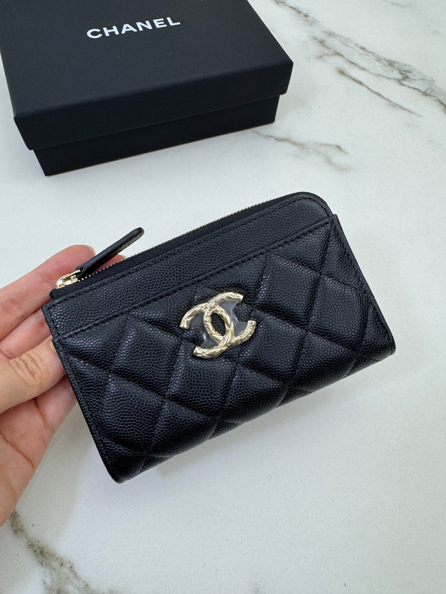 CHANEL 雕刻扣L型拉鏈小錢包