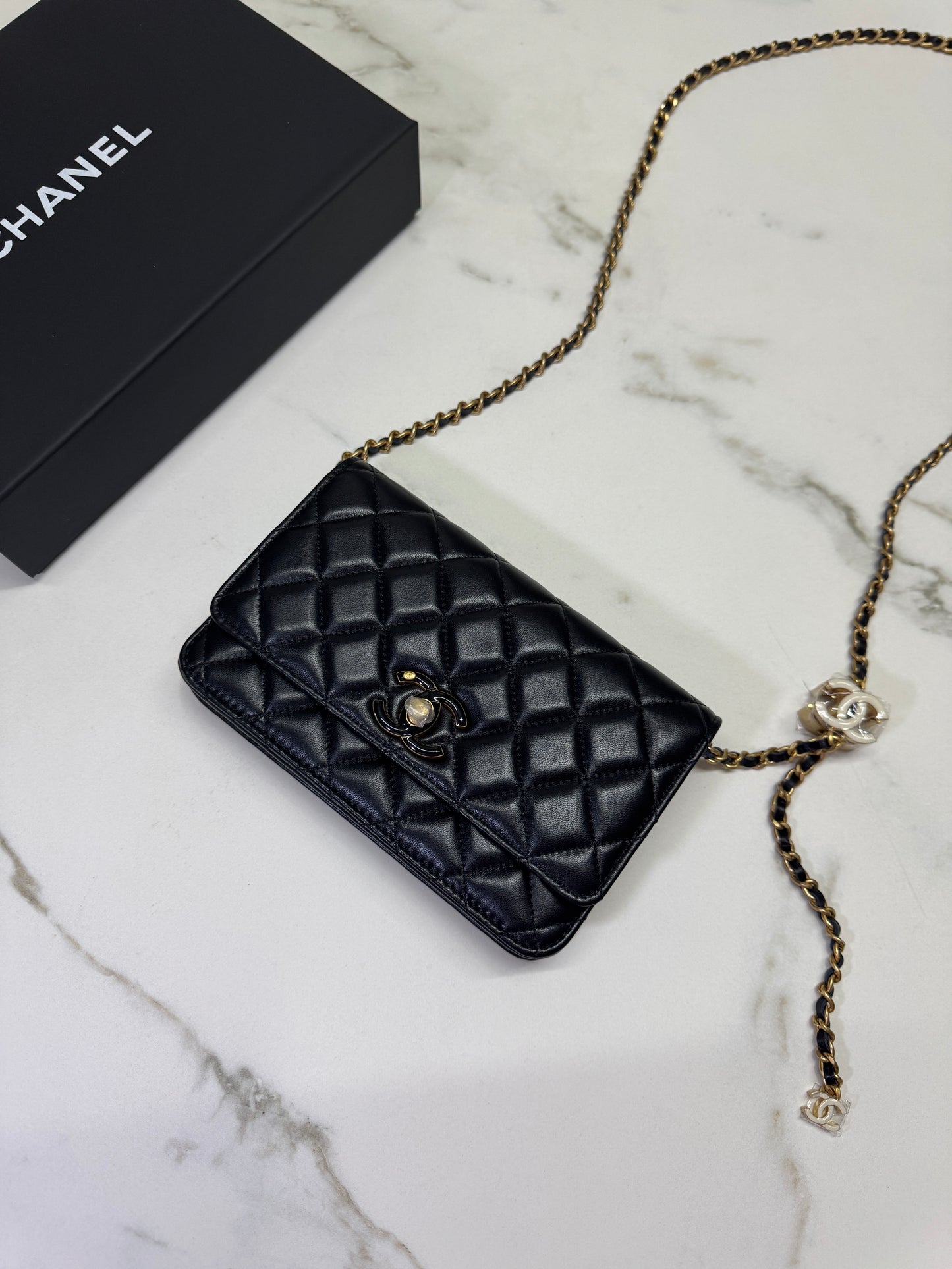 CHANEL woc 24A 琺瑯調節扣 羊皮 黑