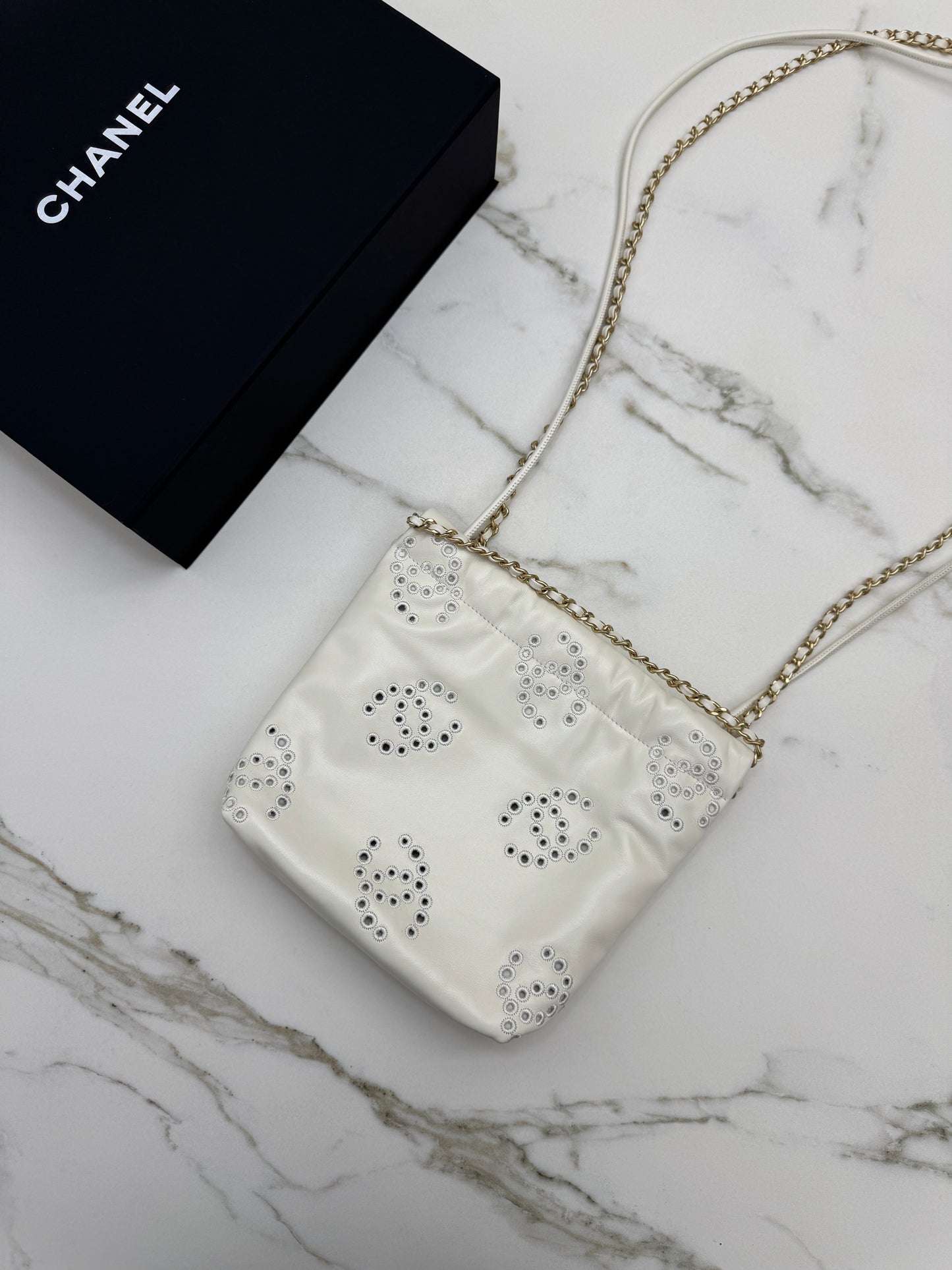 CHANEL 22Bag Mini 鏤空Logo