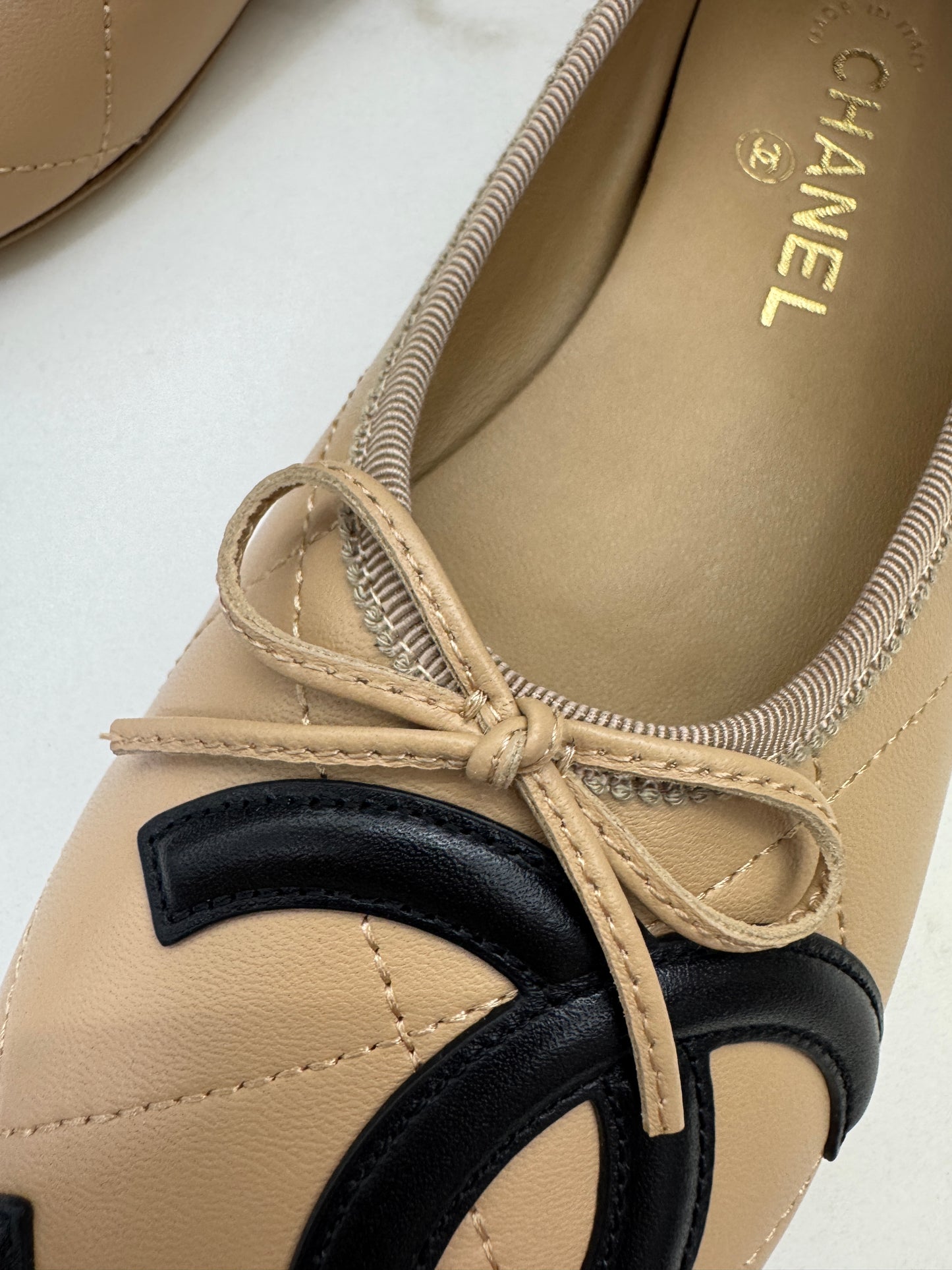 CHANEL Cambon Ballet Flats 杏拼黑 Beige