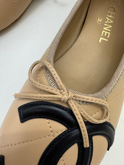 CHANEL Cambon Ballet Flats 杏拼黑 Beige