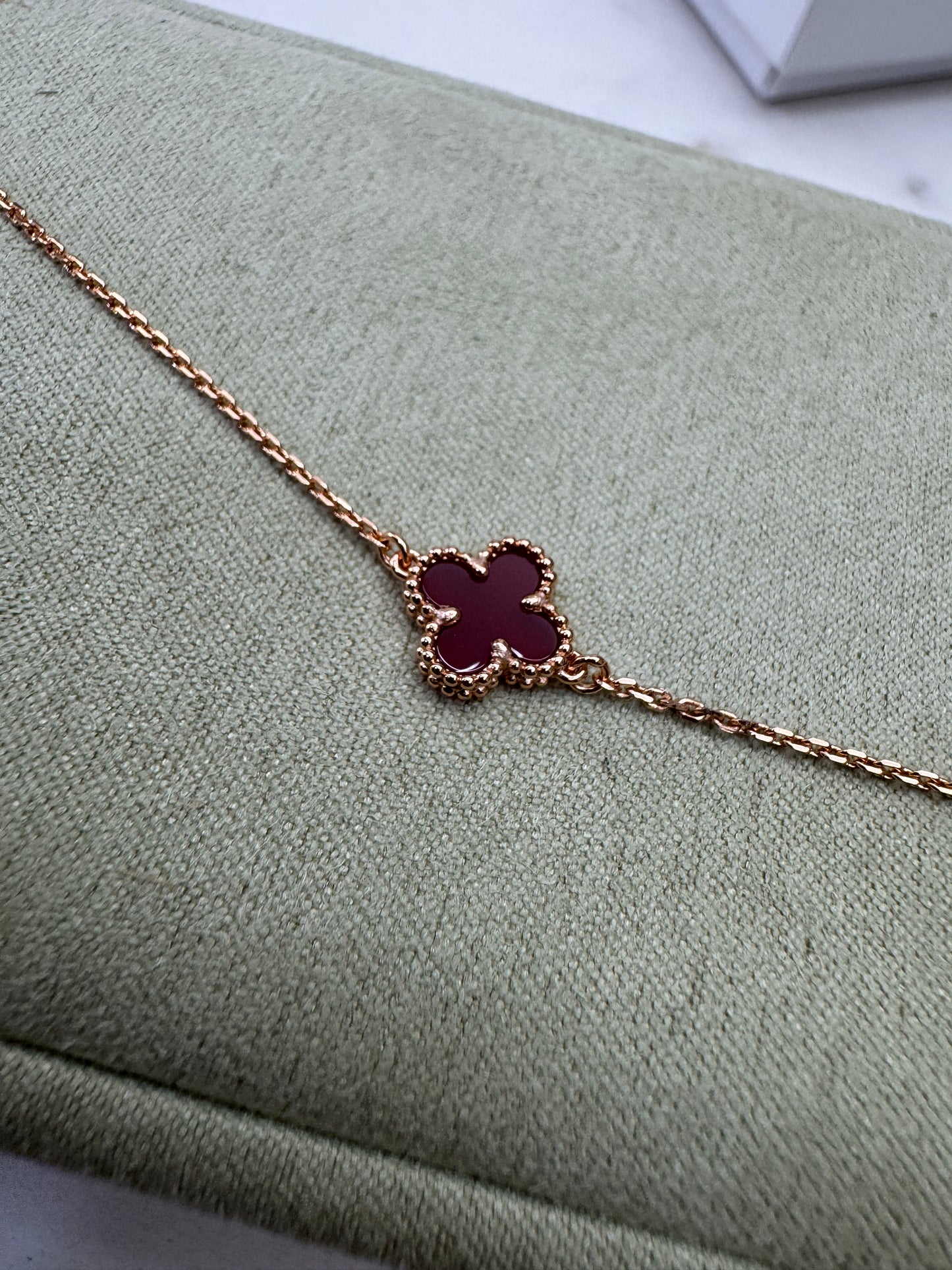 VCA Sweet Alhambra Bracelet 紅玉髓
