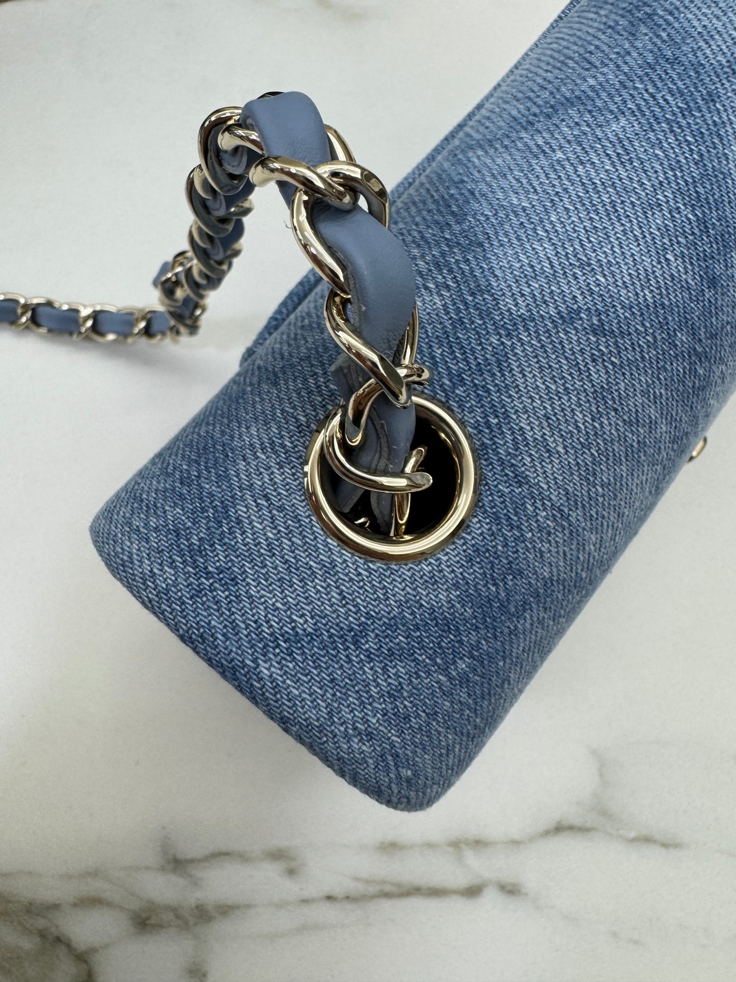 CHANEL 22B 淺藍牛仔 Mini CF20