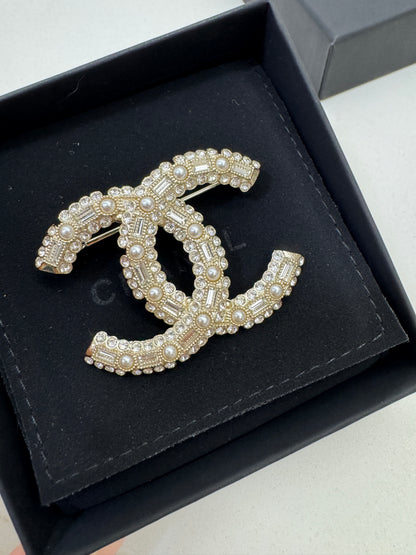 CHANEL 23V 珍珠水鑽胸針 Brooch