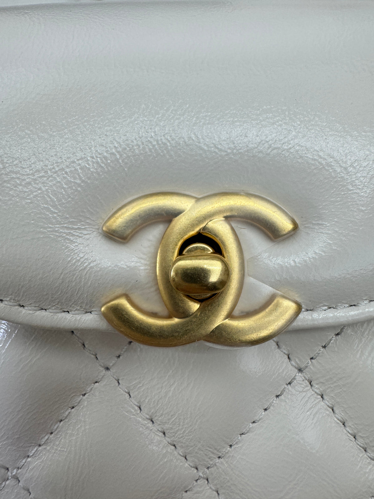 CHANEL Kelly 白色皺紋光面牛皮