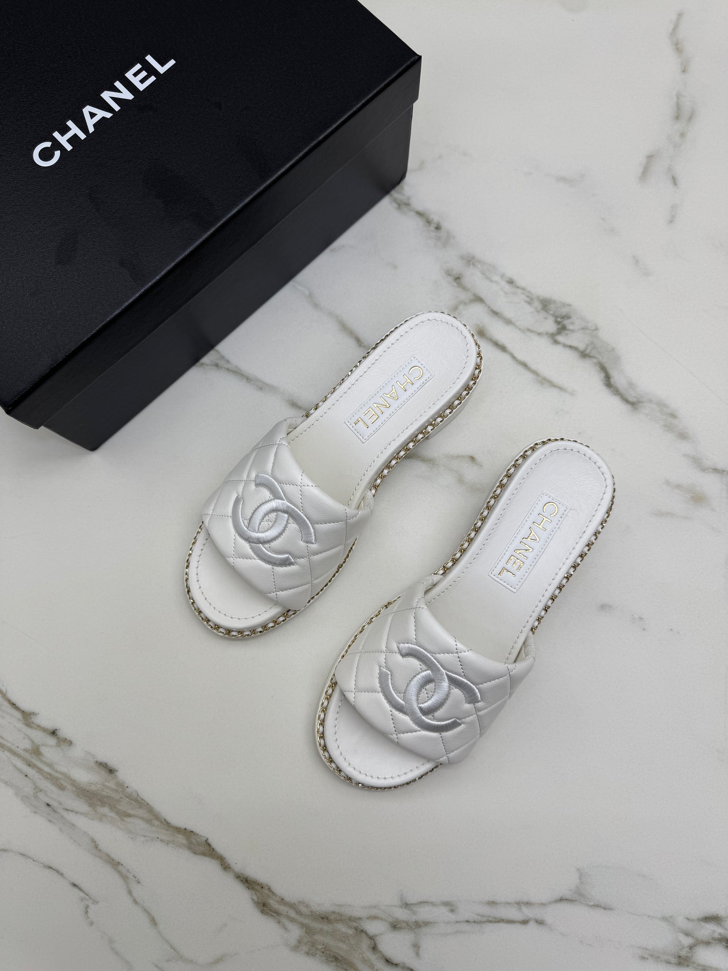 CHANEL 25P 粗跟拖鞋 白色