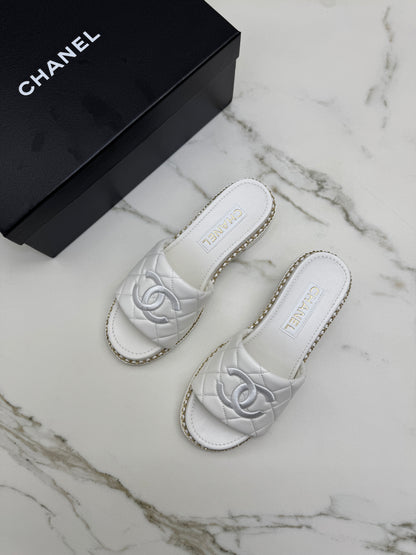 CHANEL 25P 粗跟拖鞋 白色