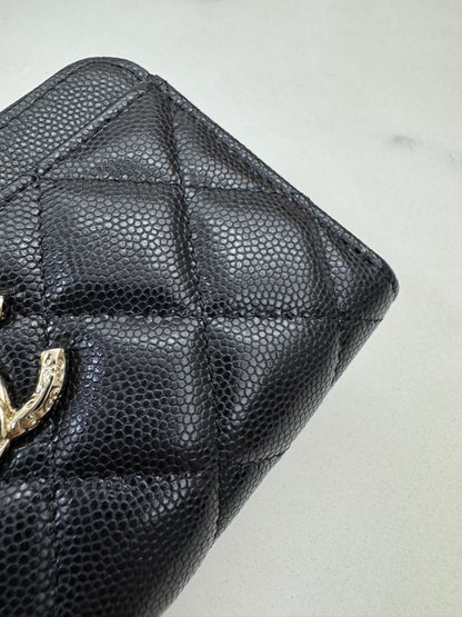 CHANEL L型拉鏈卡包 雕刻菱格扣