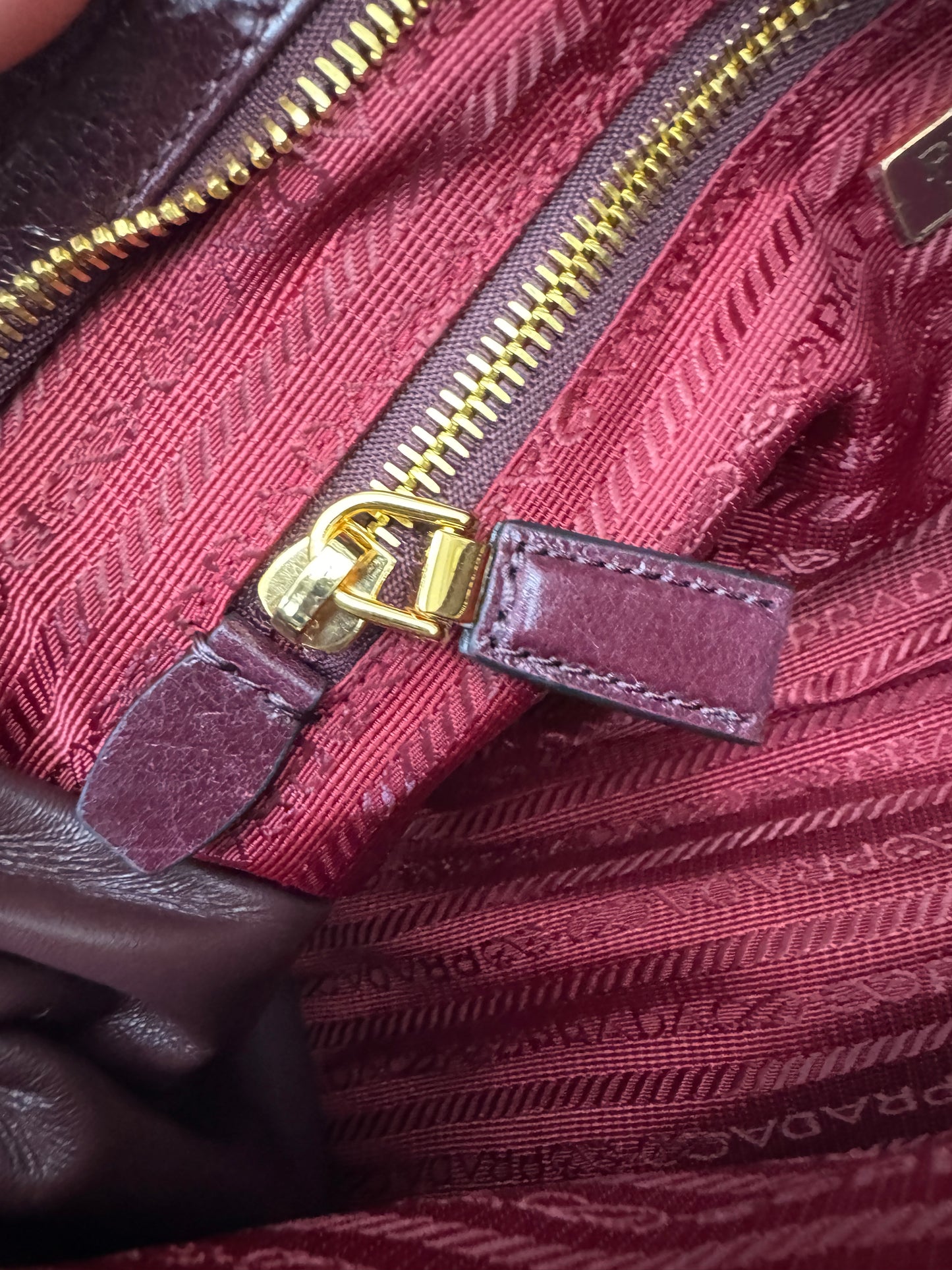 PRADA Bonnie Medium 酒紅油臘皮