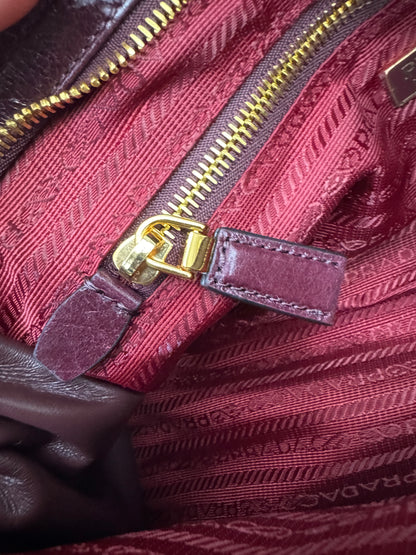 PRADA Bonnie Medium 酒紅油臘皮