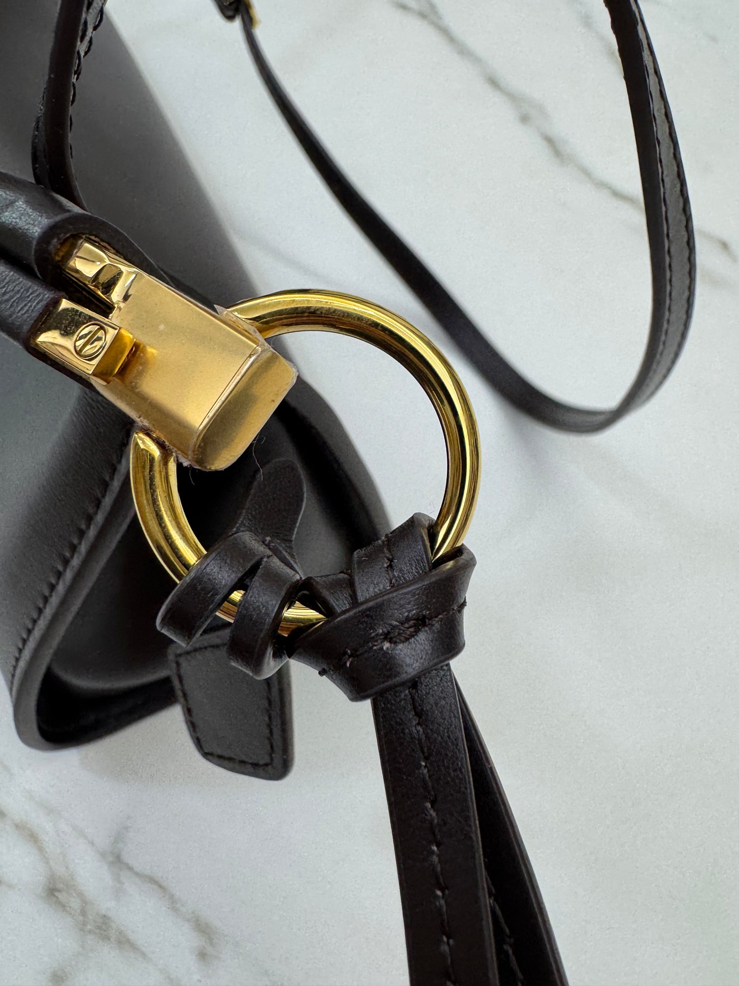 ALAIA Le Click East West Medium 深棕色