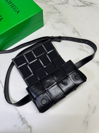 BV 8格油臘皮腰包