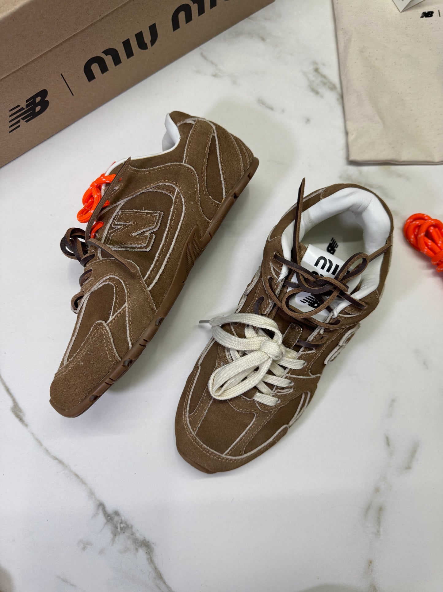 MIU MIU x NEW BALANCE 棕色猄皮軟底運動鞋