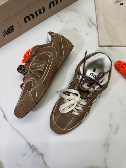 MIU MIU x NEW BALANCE 棕色猄皮軟底運動鞋