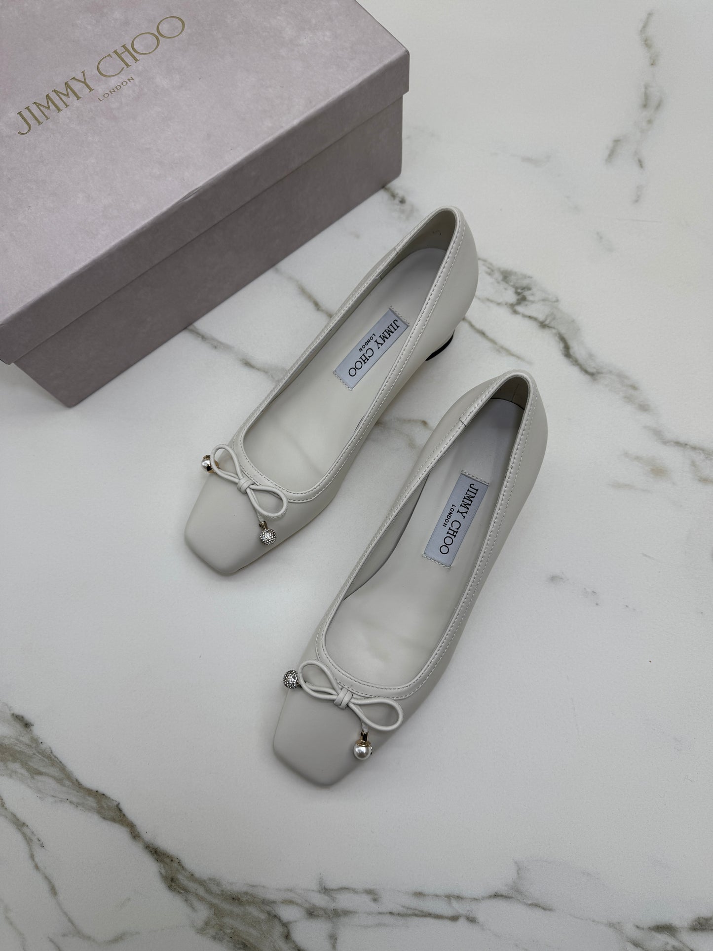 JIMMY CHOO 方頭珍珠拼鑽蝴蝶結 米白