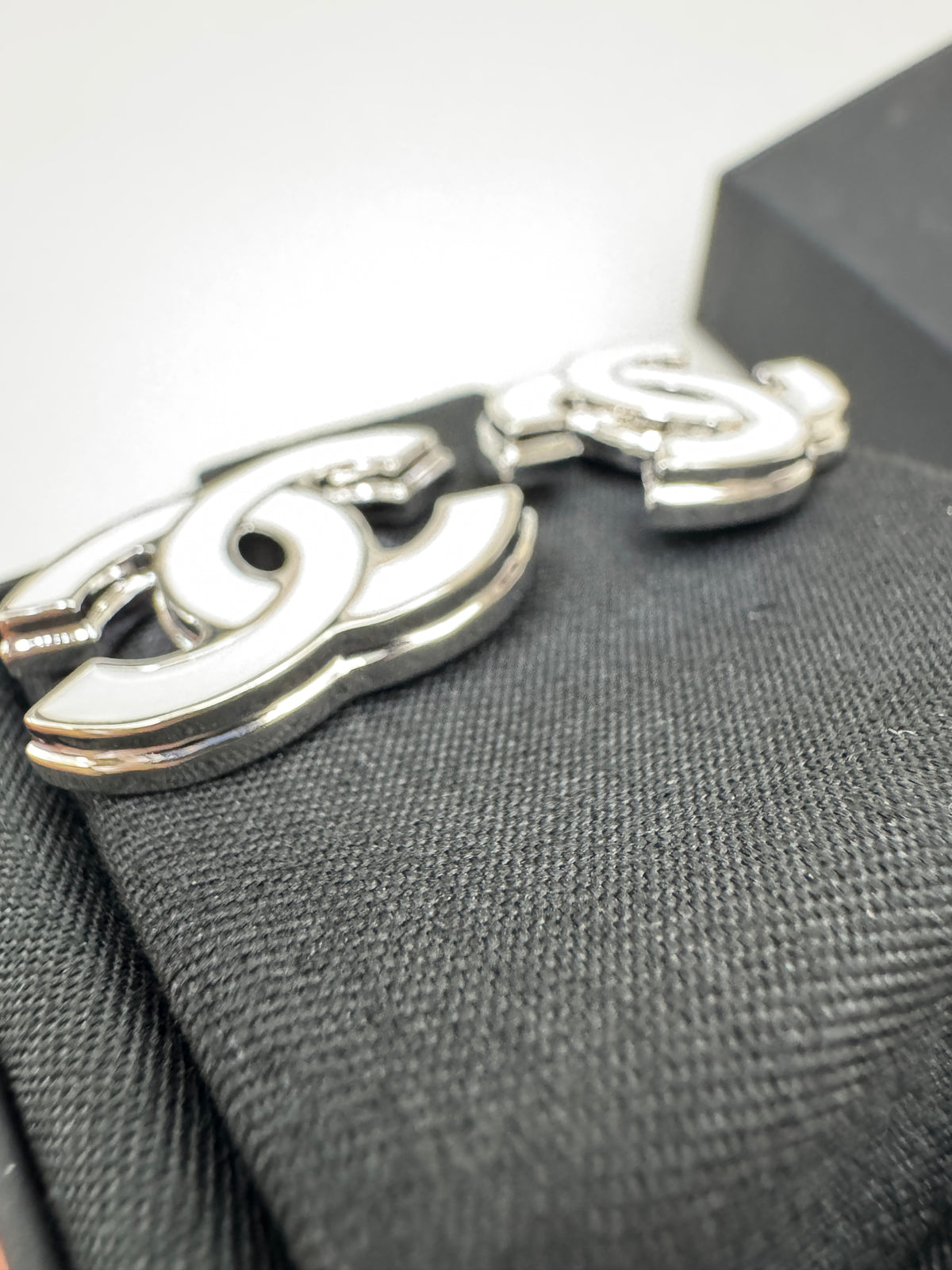 CHANEL 25S 白色琺瑯耳環