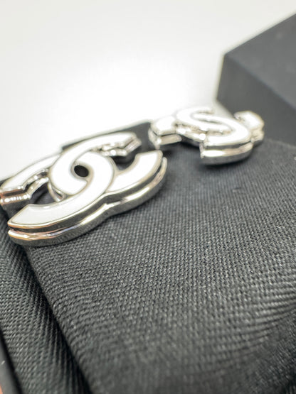 CHANEL 25S 白色琺瑯耳環