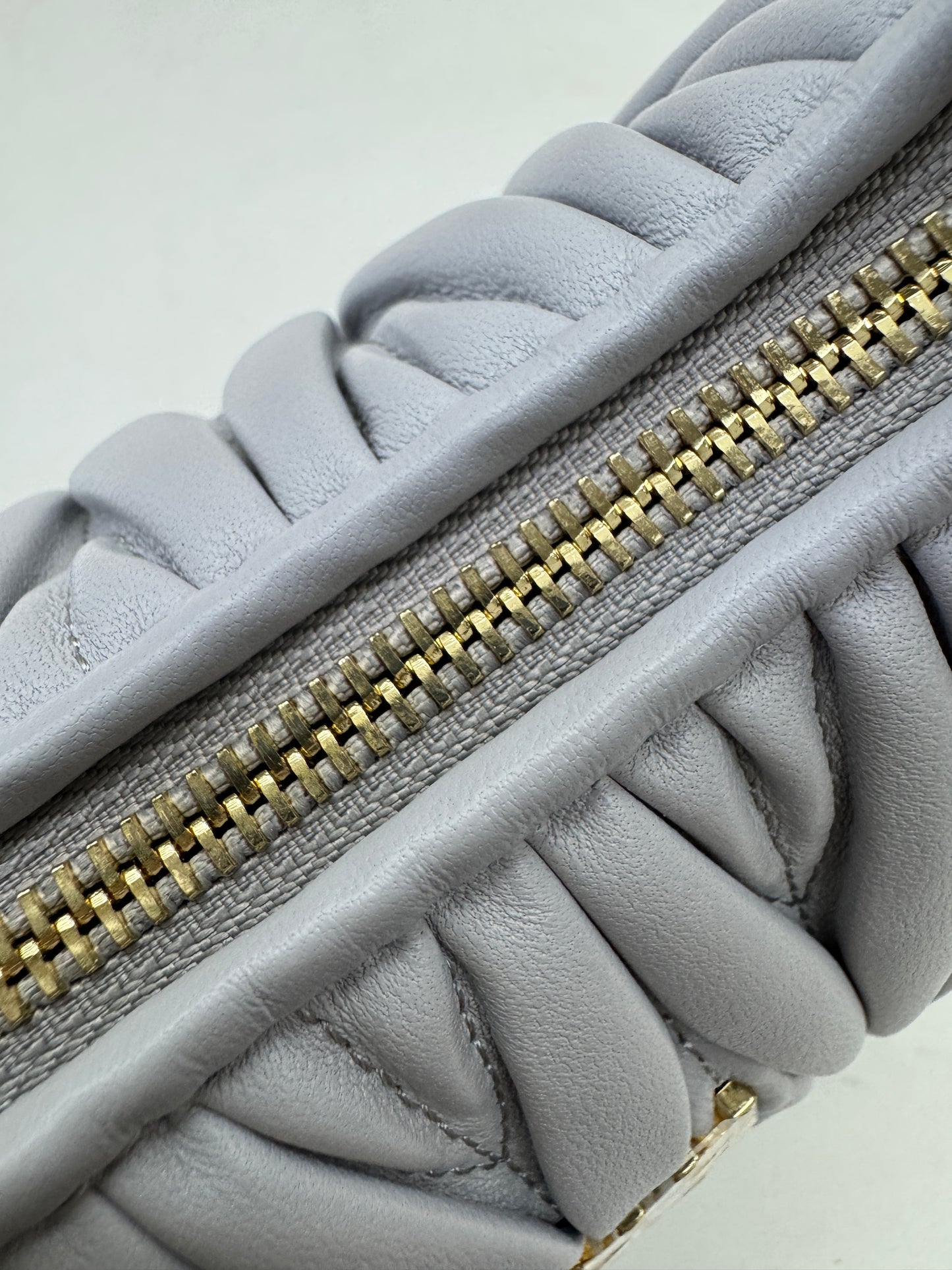 MIU MIU Wander Small 霧霾藍