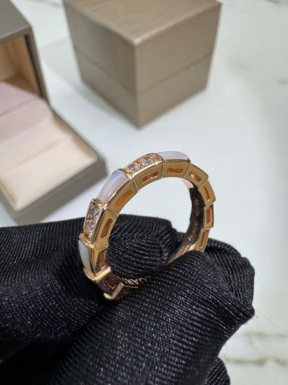BVLGARI Serpenti 白貝母拼鑽 玫瑰金戒指