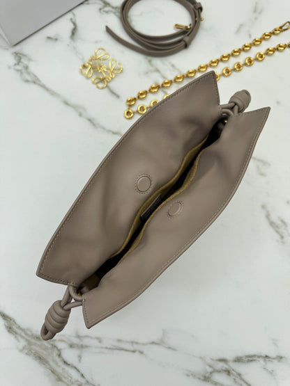 LOEWE Mini Flamenco Purse 沙色 Sand【另加胸針和甜甜圈鏈條】