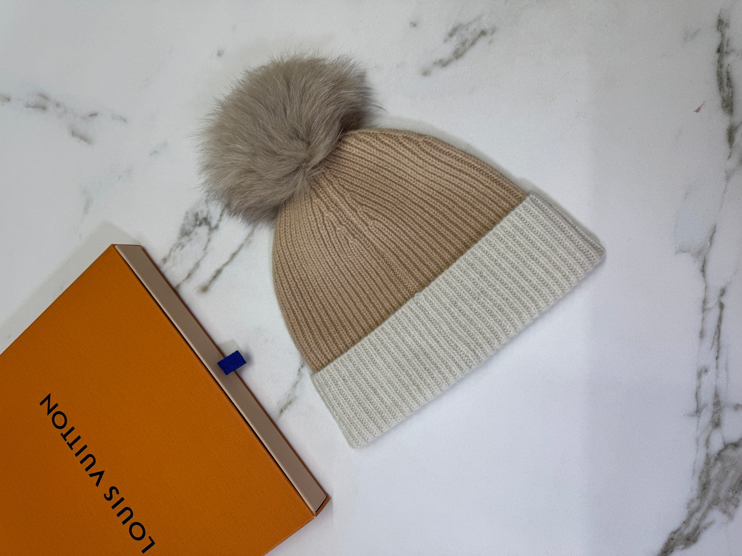 LV 狐狸毛球冷帽 奶茶色