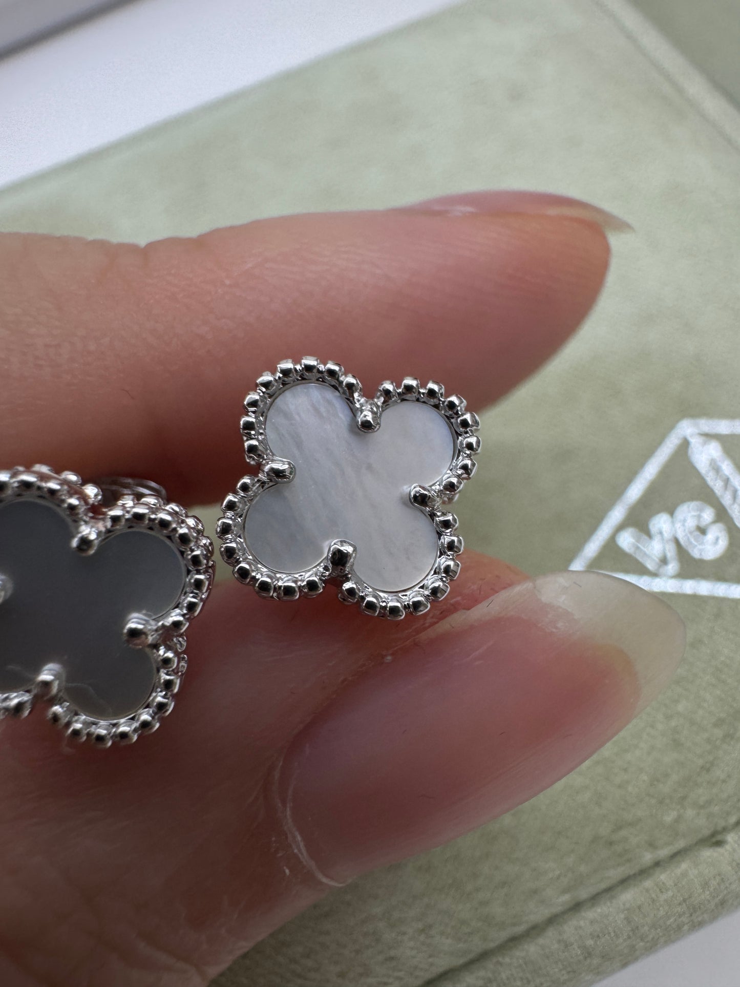 VCA Sweet Alhambra Earrings 白金色白貝母耳環