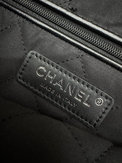 CHANEL 22Bag So Black Small