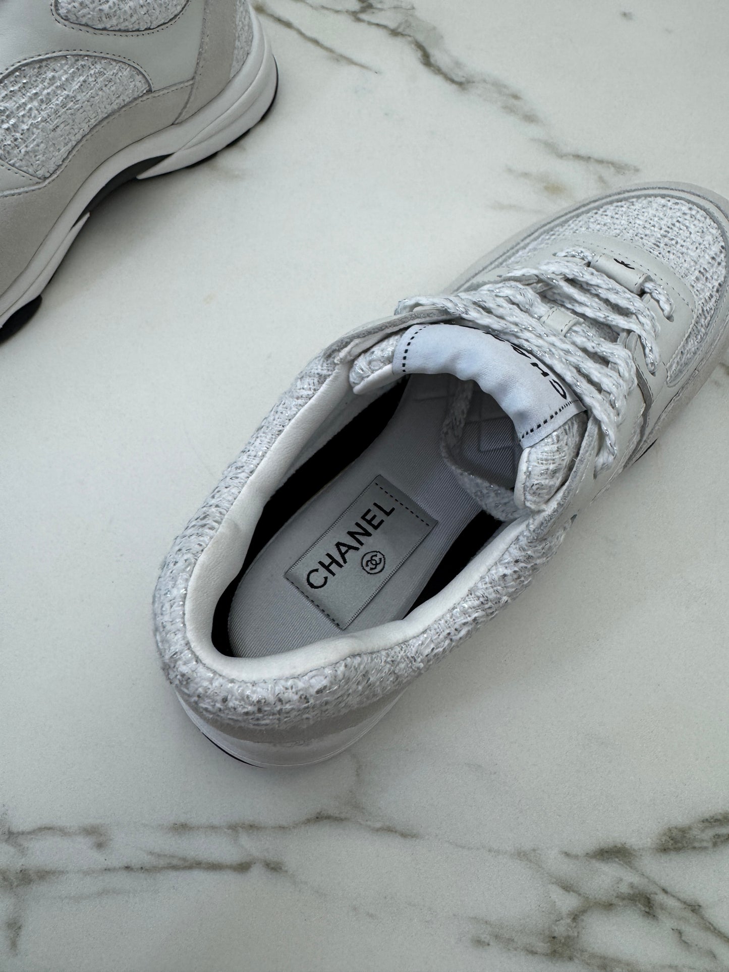 CHANEL 銀白色粗花呢Tweed Sneakers