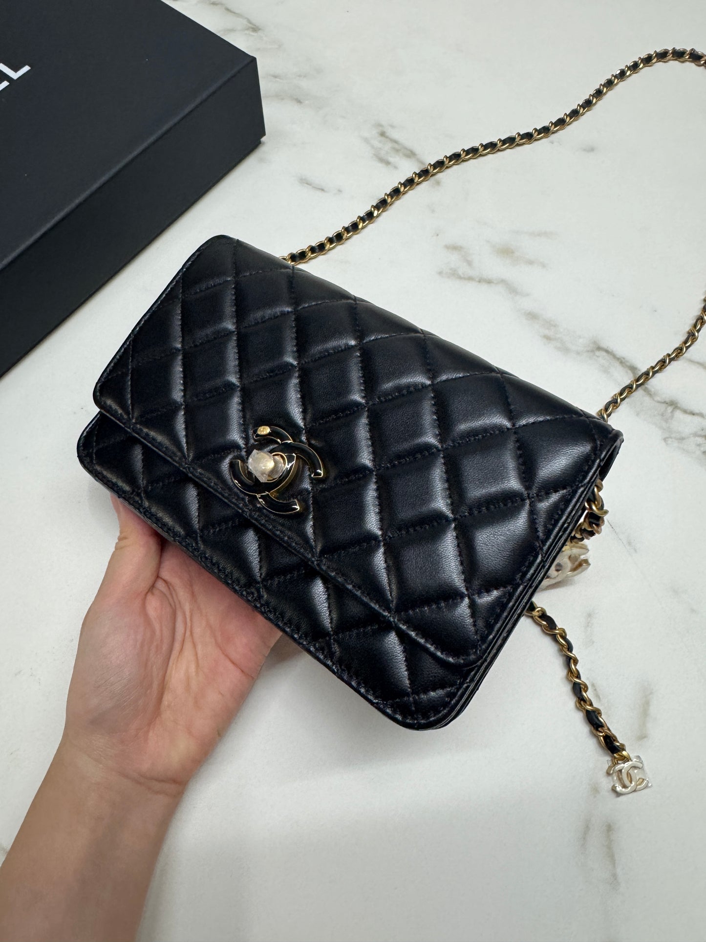 CHANEL woc 24A 琺瑯調節扣 羊皮 黑