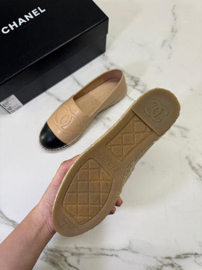 CHANEL 全皮漁夫鞋 杏拼黑