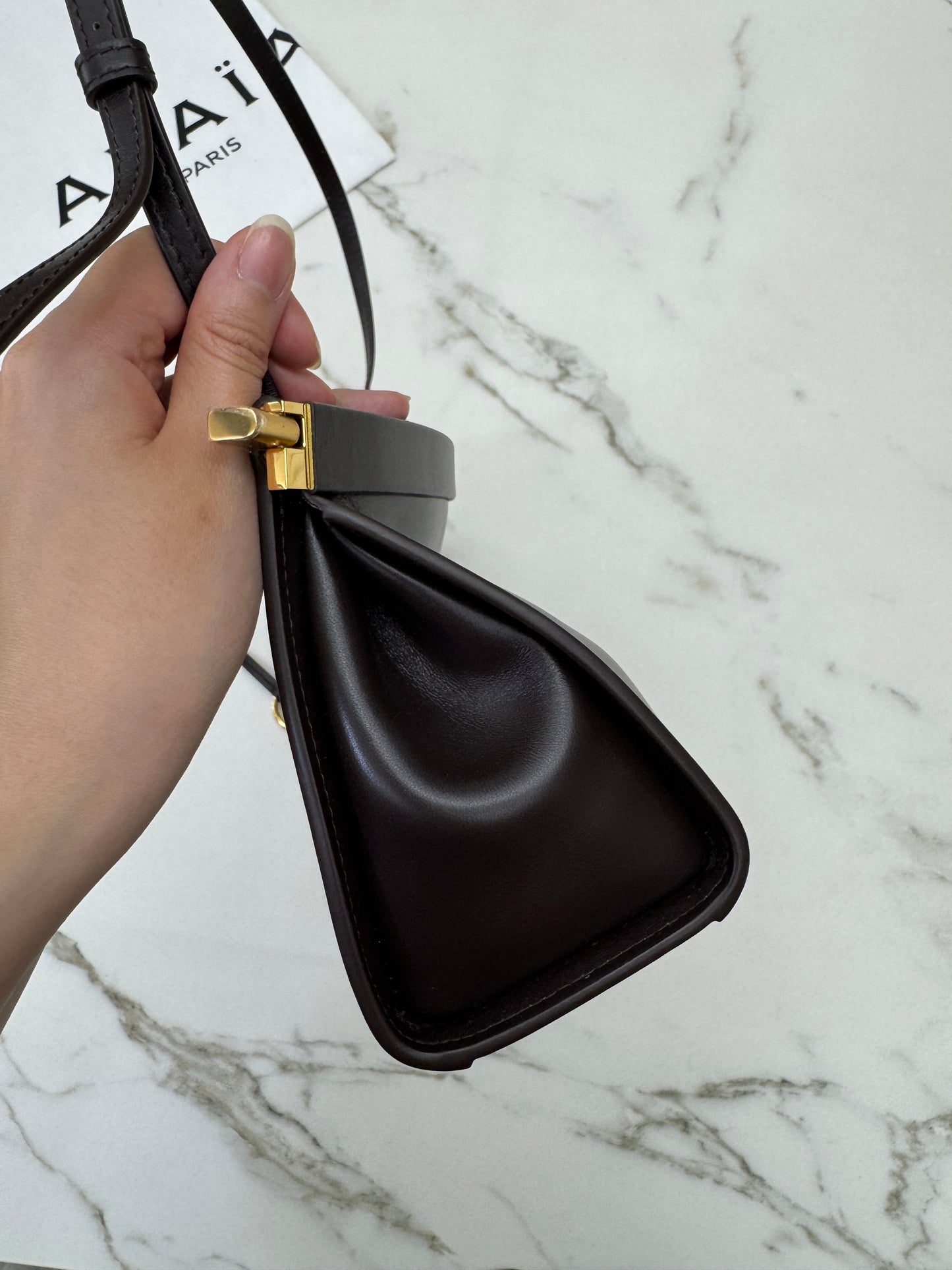 ALAIA Le Click East West Medium 深棕色