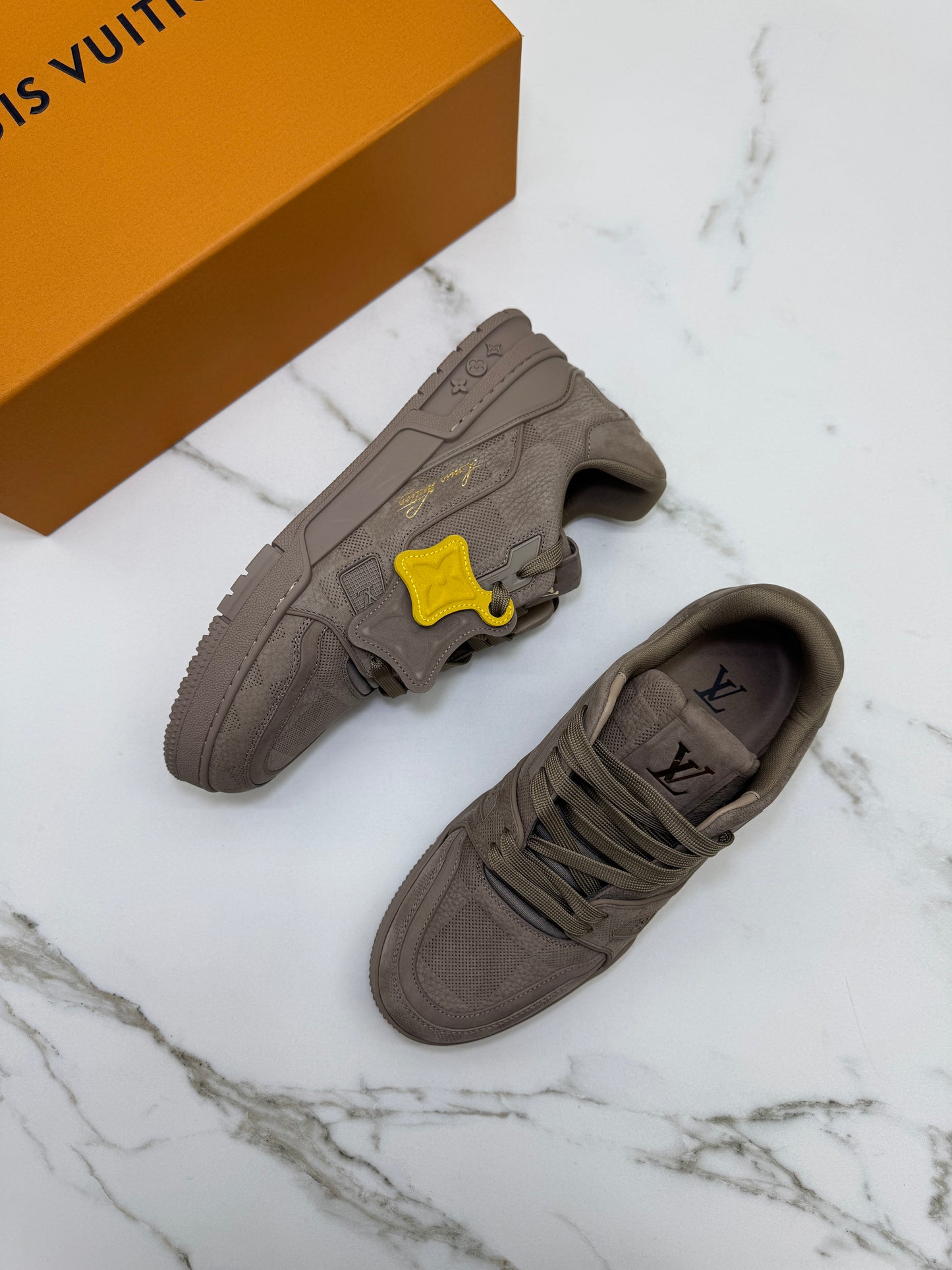 LV Trainer 大象灰 1AH618
