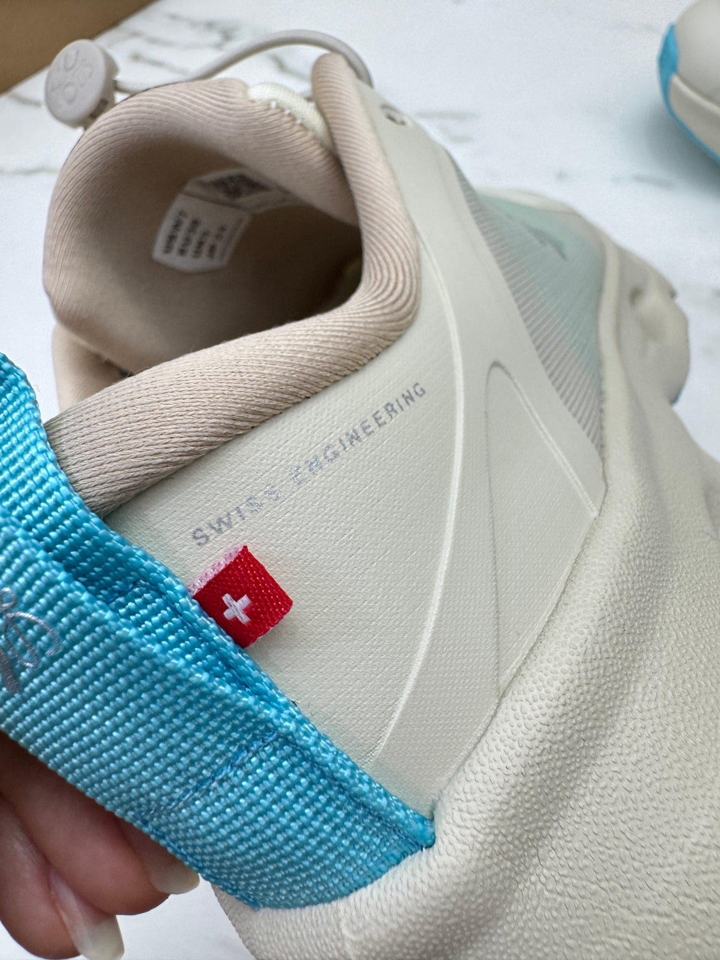 LOEWE X ON 8.0 淺米拼天藍色