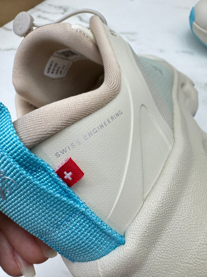 LOEWE X ON 8.0 淺米拼天藍色