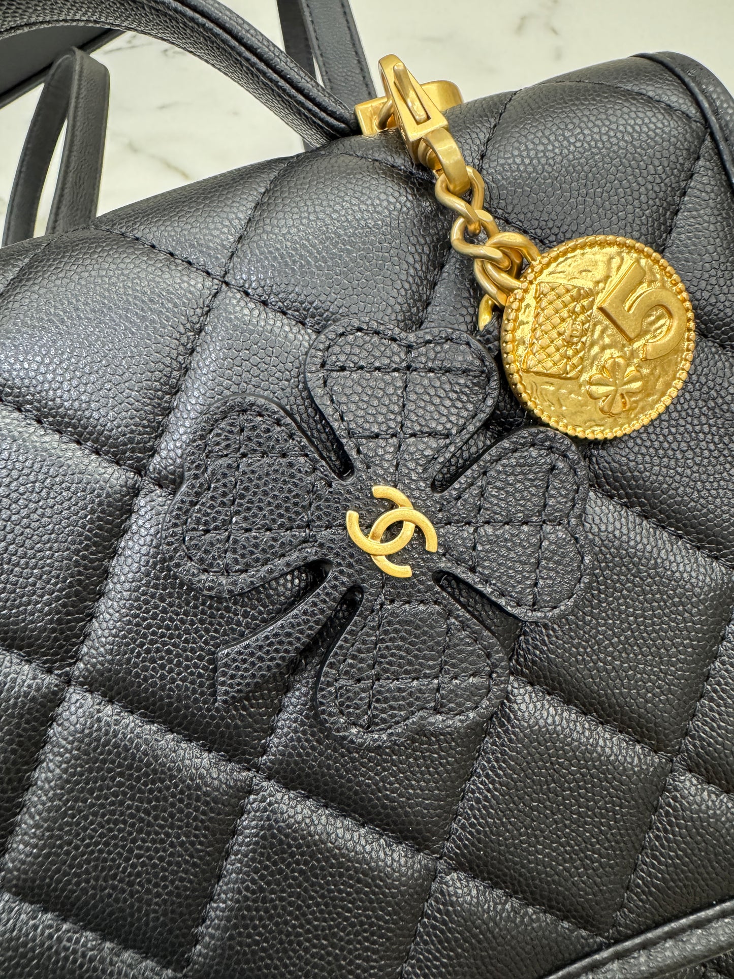 CHANEL 25B 四葉草郵差背包