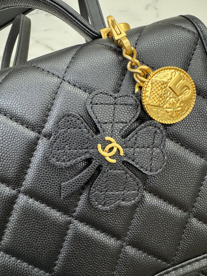 CHANEL 25B 四葉草郵差背包