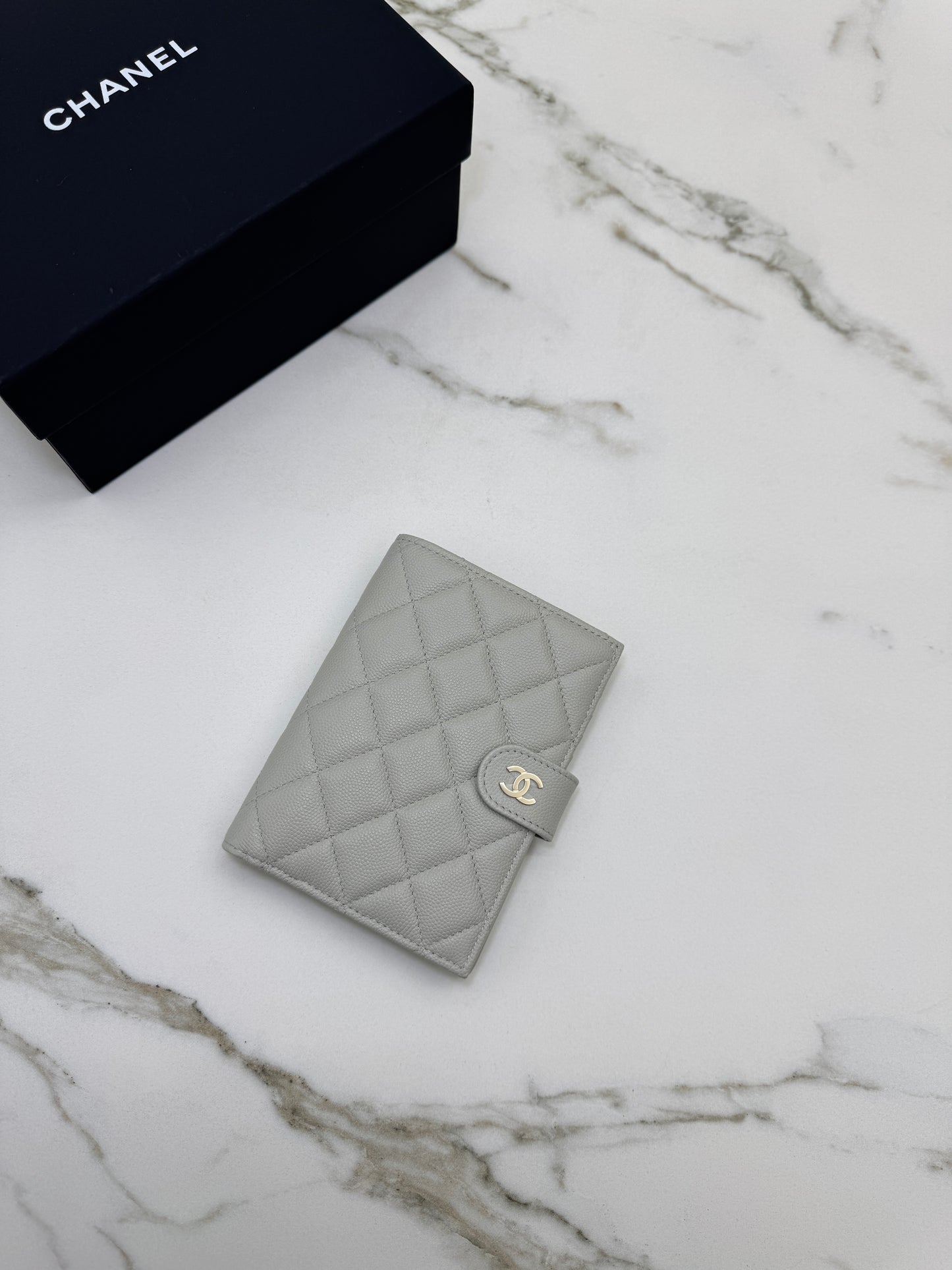 CHANEL Passport Holder 淺灰