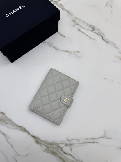 CHANEL Passport Holder 淺灰