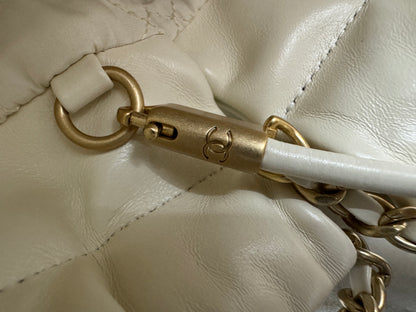 CHANEL 22Bag Mini 鏤空Logo