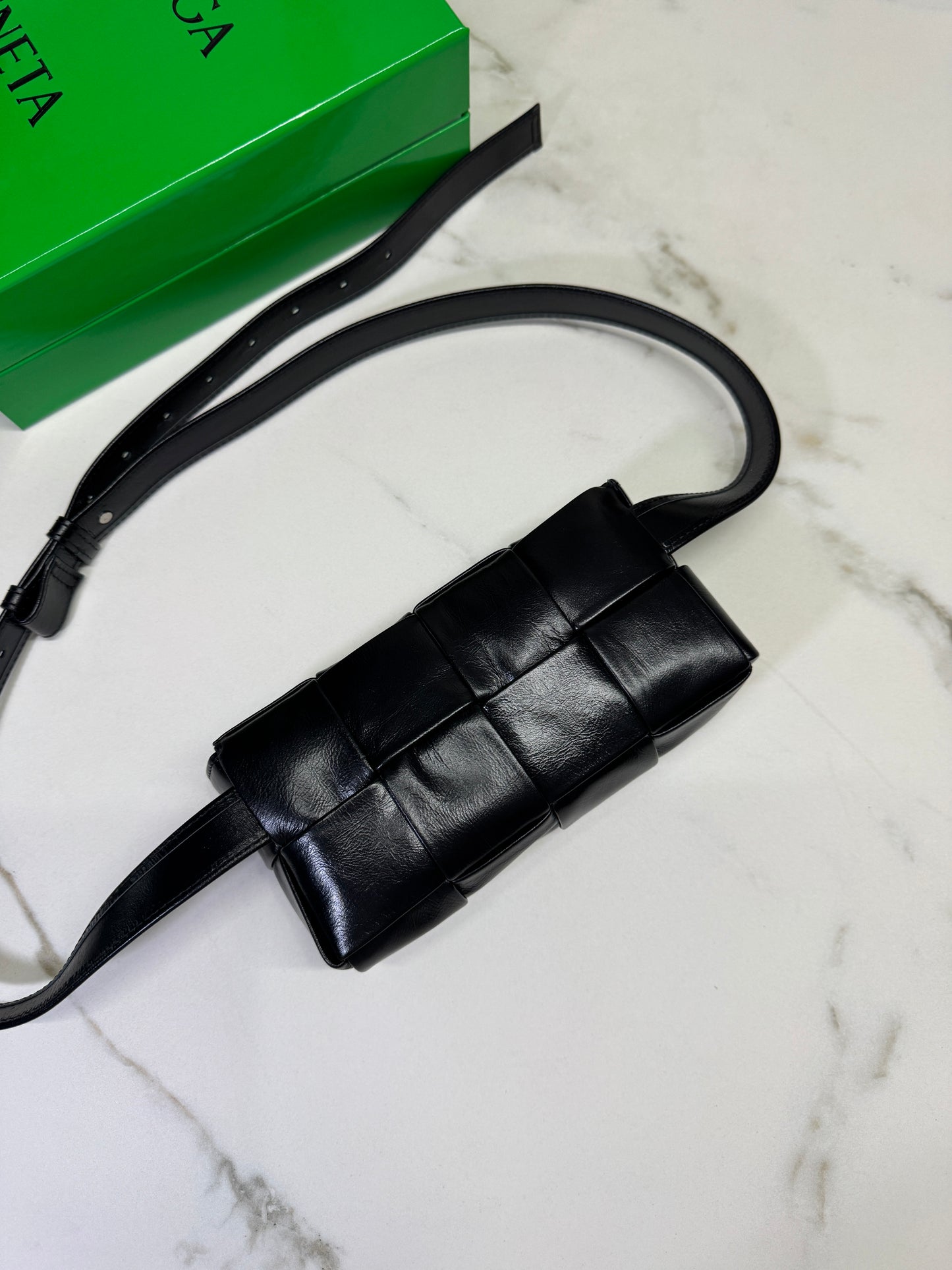 BV 8格油臘皮腰包