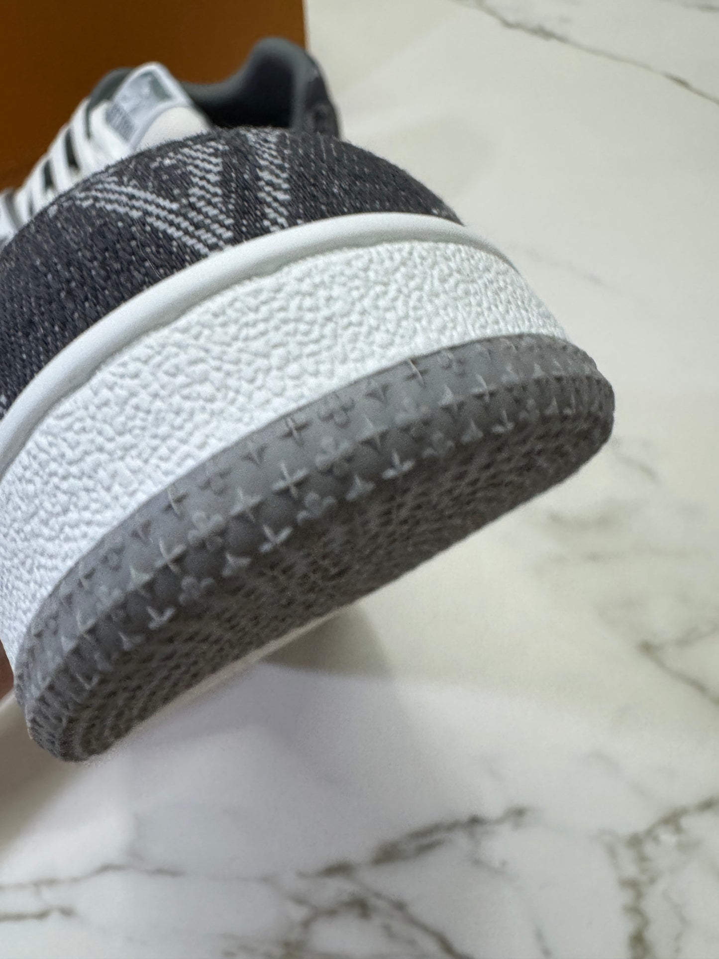 LV Trainer 25年灰牛仔