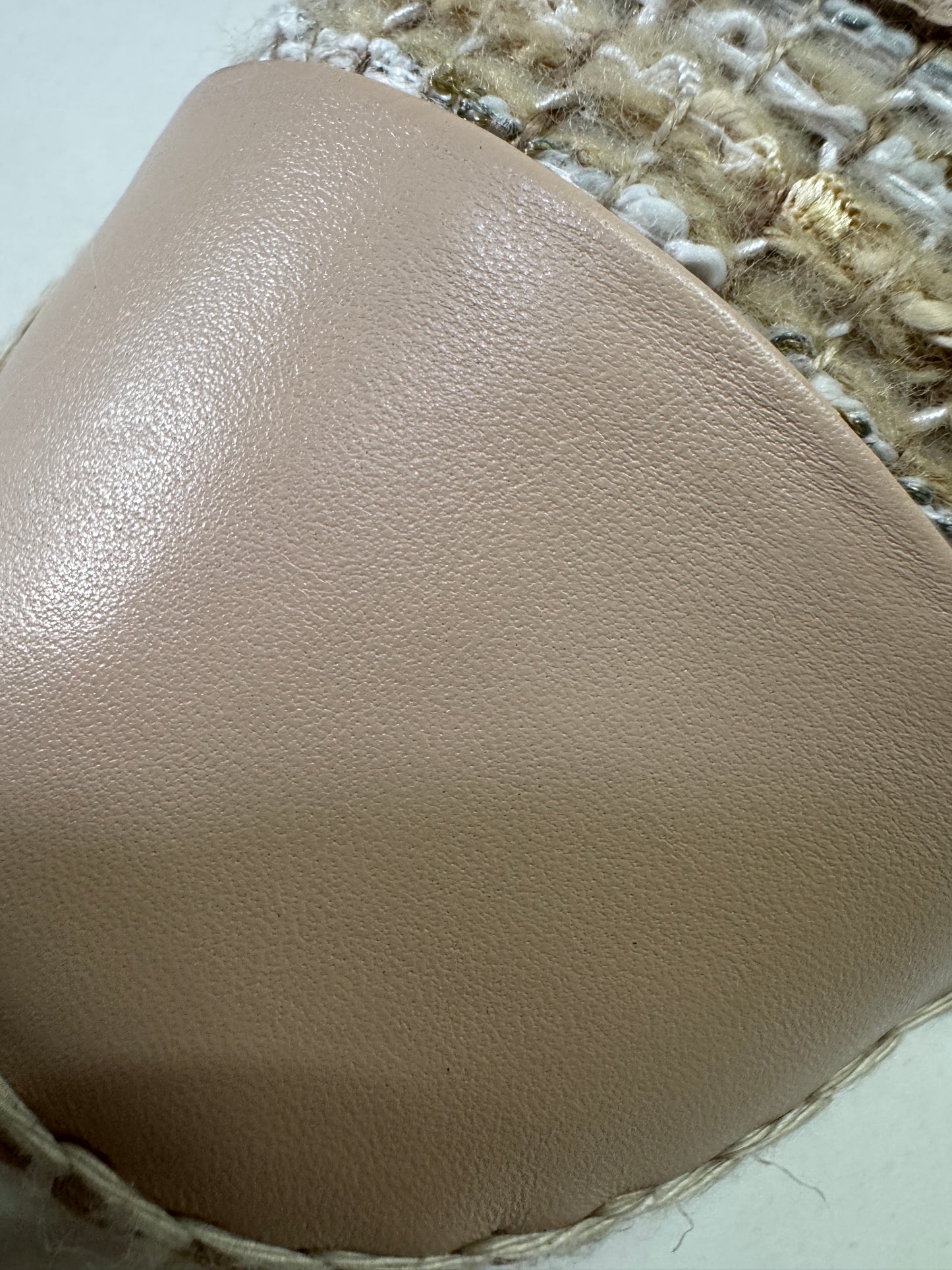 CHANEL 淺杏色軟呢漁夫鞋