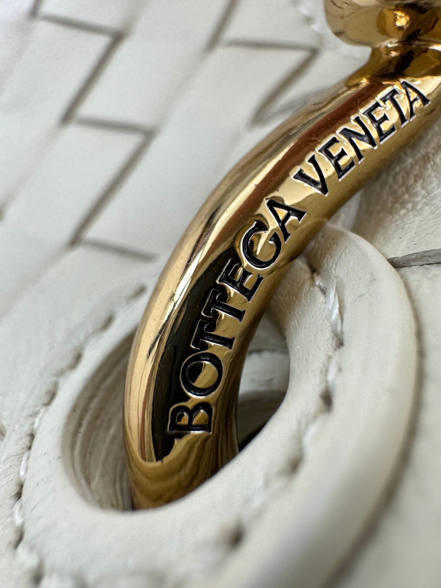 BV Parachute Small 海鹽白 Sea Salt